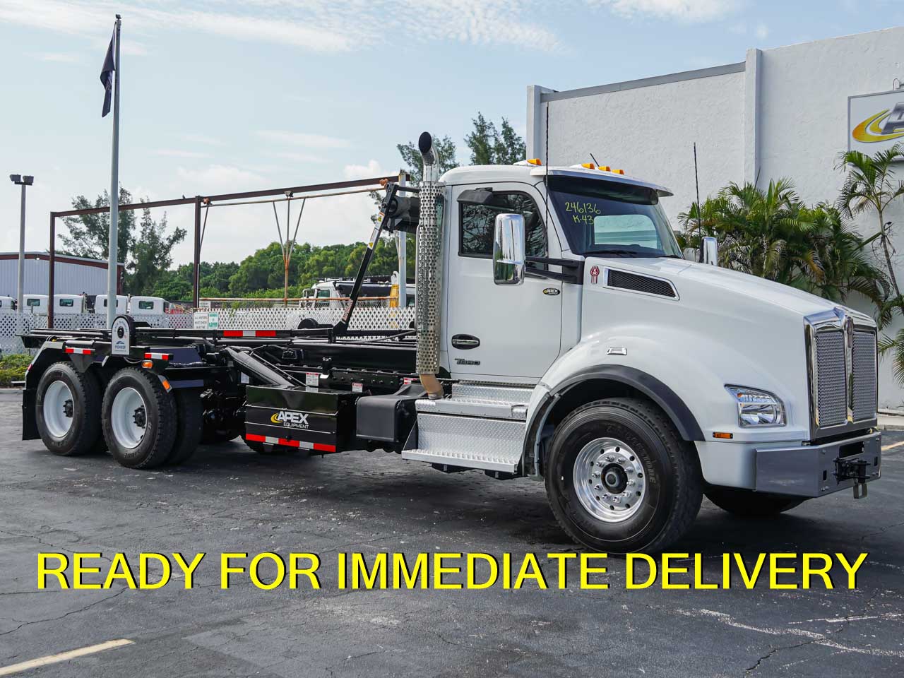 2023 T880 KENWORTH USED ROLL OFF TRUCK FOR SALE - image 1 of 6