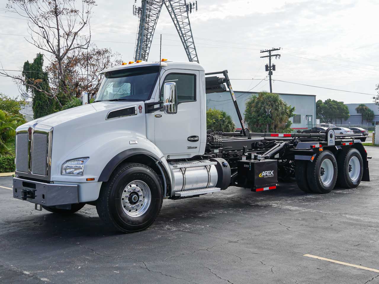 2023 Kenworth T880 - image 2