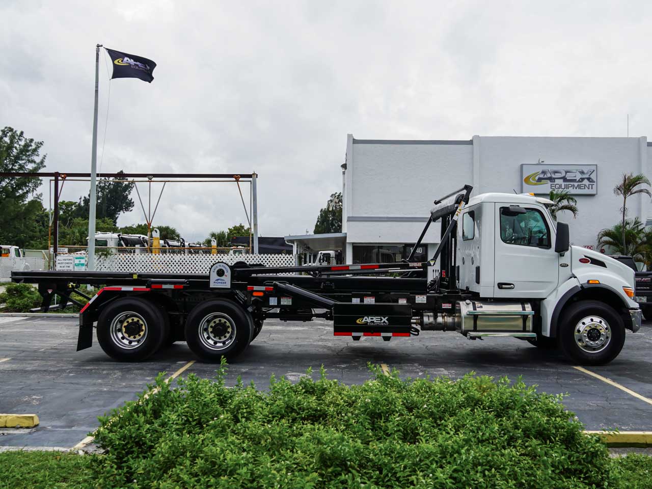 2026 PETERBILT 548 ROLL OFF TRUCK FOR SALE 2026 PETERBILT 548 ROLL OFF TRUCK FOR SALE - image 3 of 6