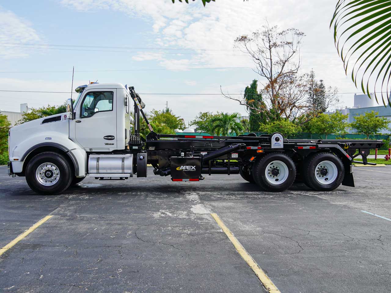 2023 Kenworth T880 - image 4