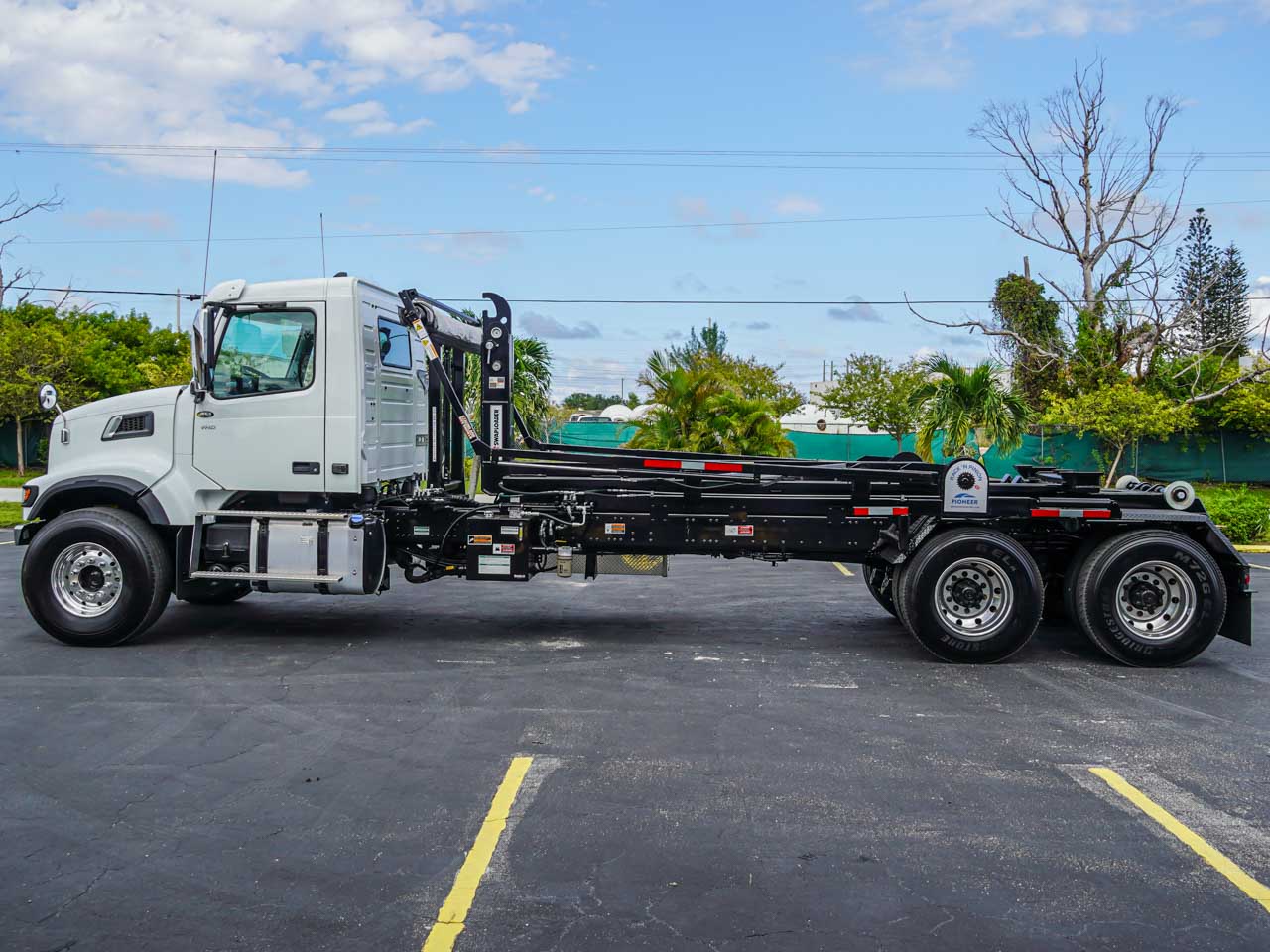 2025 VOLVO VHD HOOKLIFT TRUCK FOR SALE - image 6 of 6