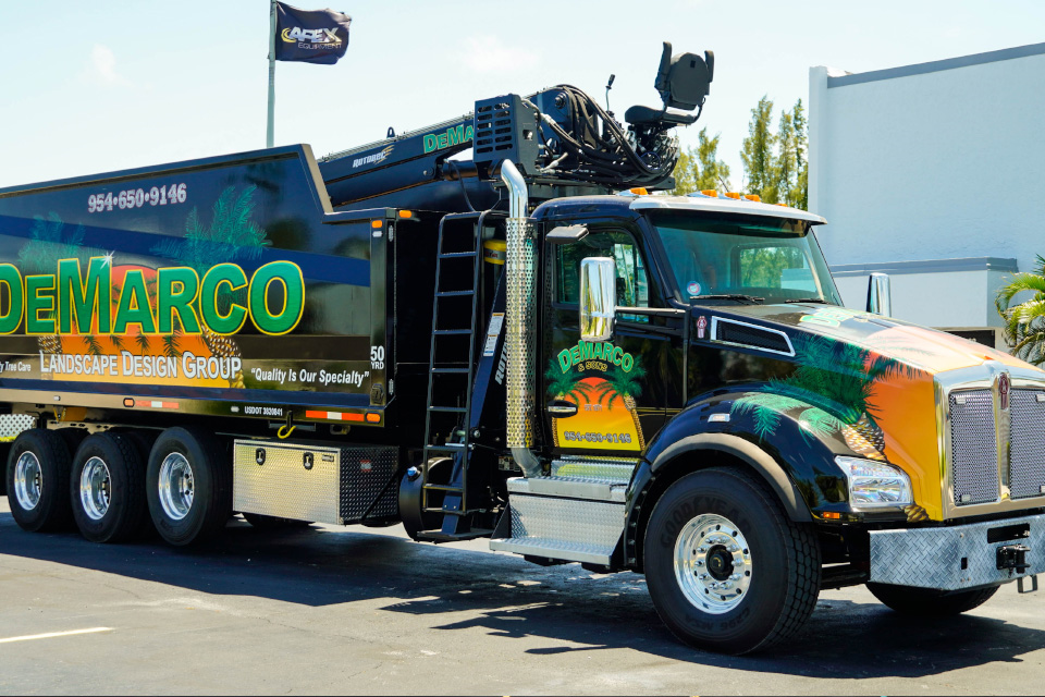 5 Advantages of Grapple Trucks for Bulk Waste Removal