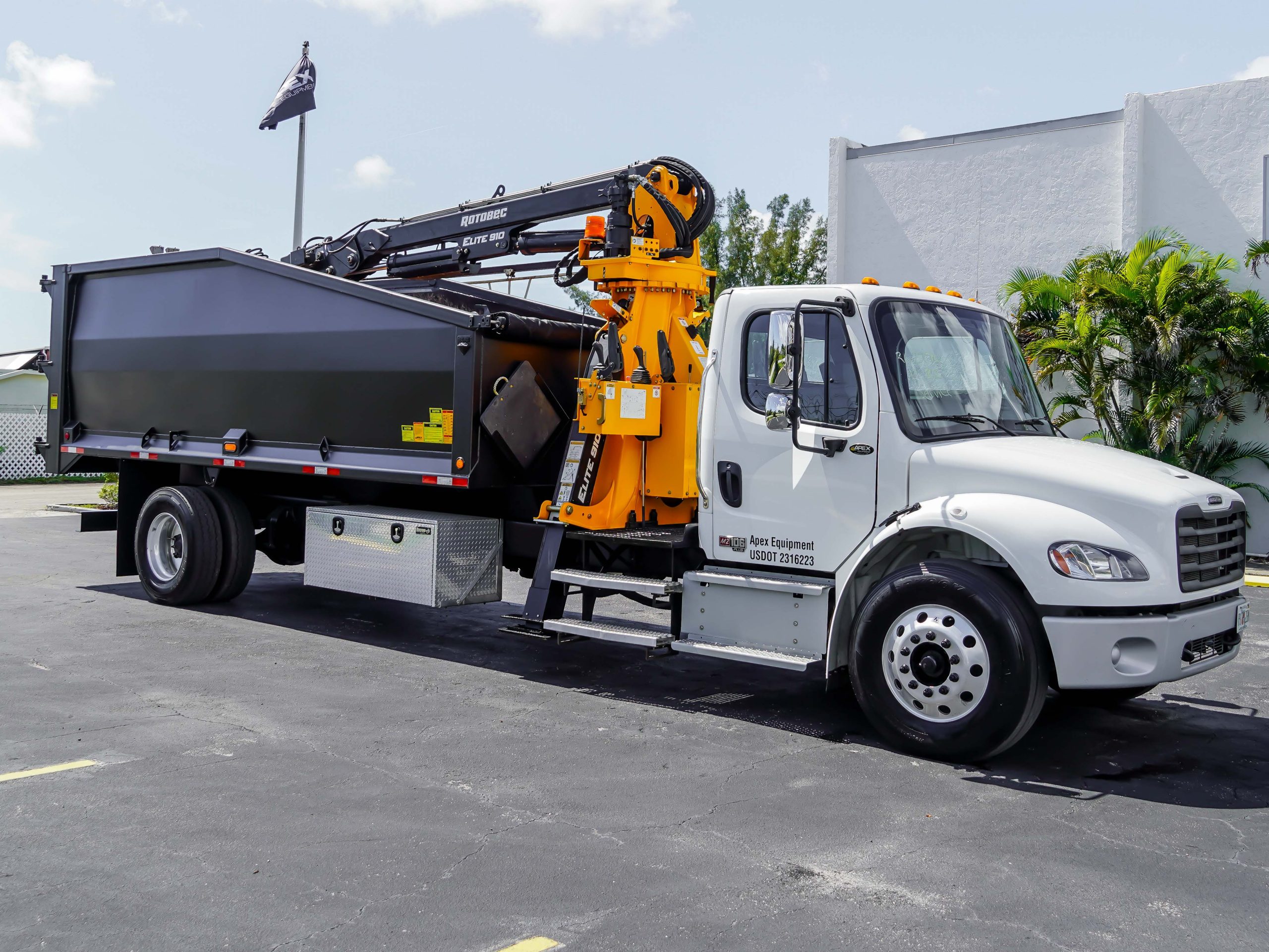 2025 Freightliner M2 106 — photo 2