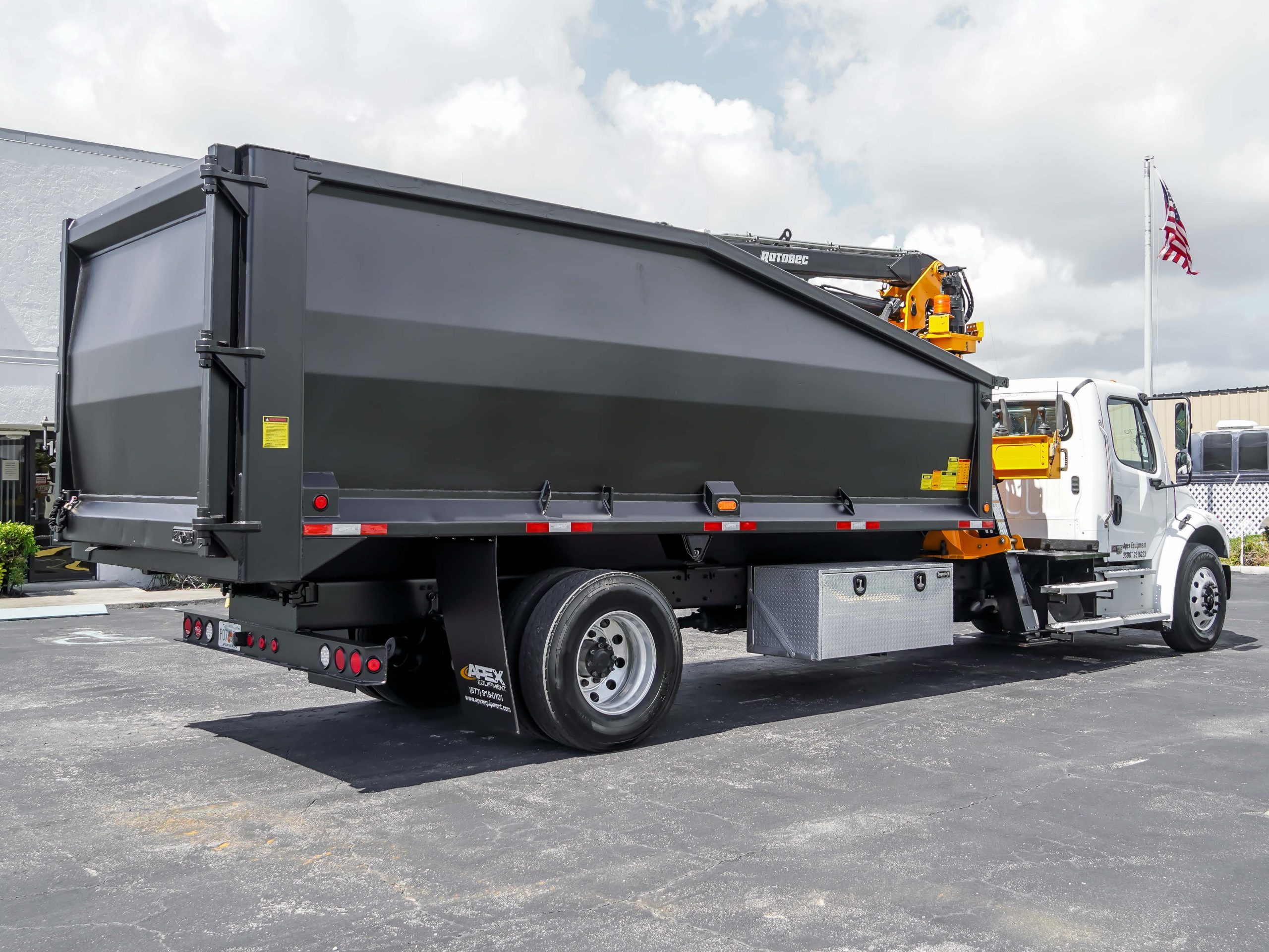 2025 Freightliner M2 106 — photo 3