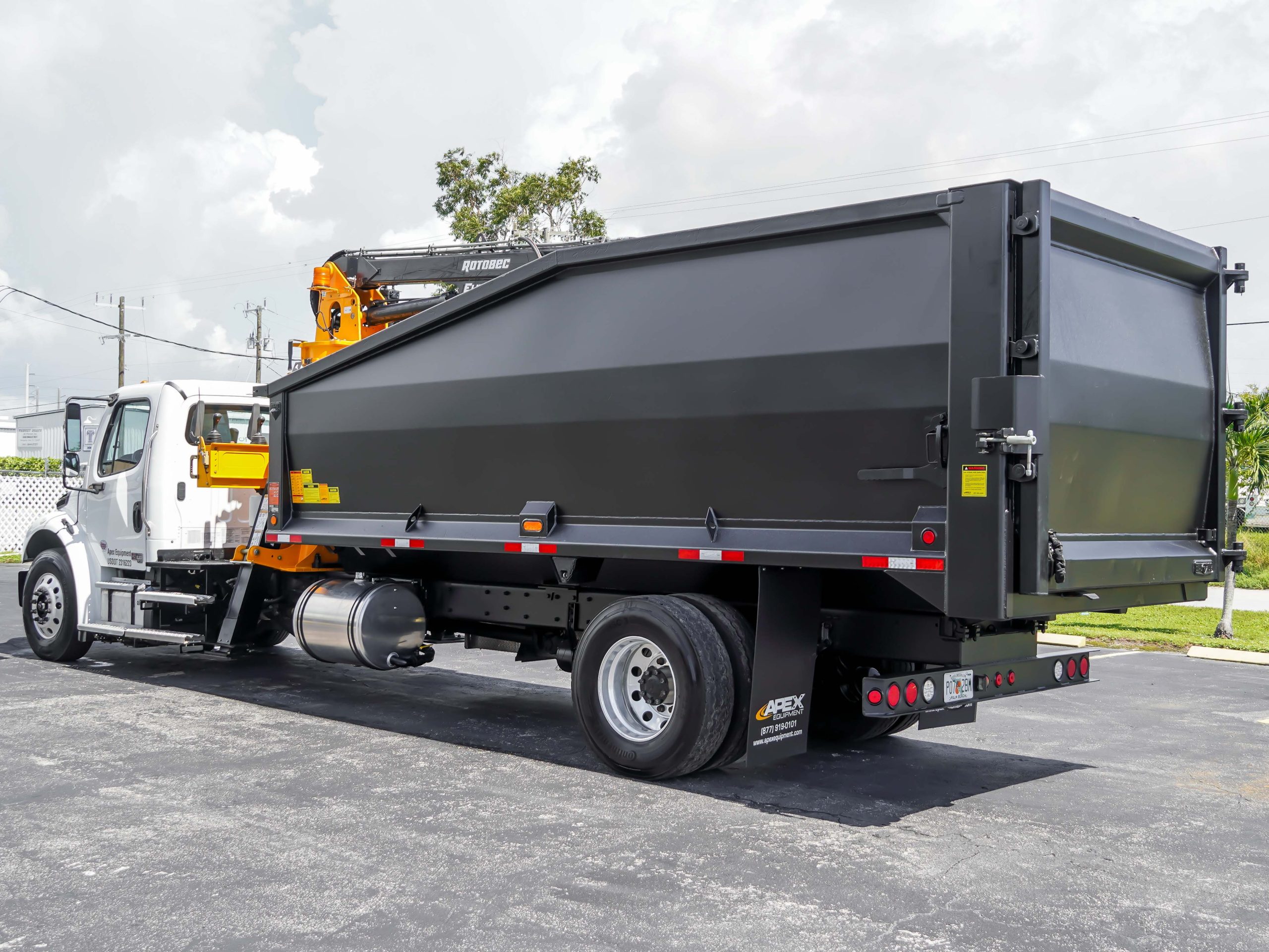 2025 Freightliner M2 106 — photo 4