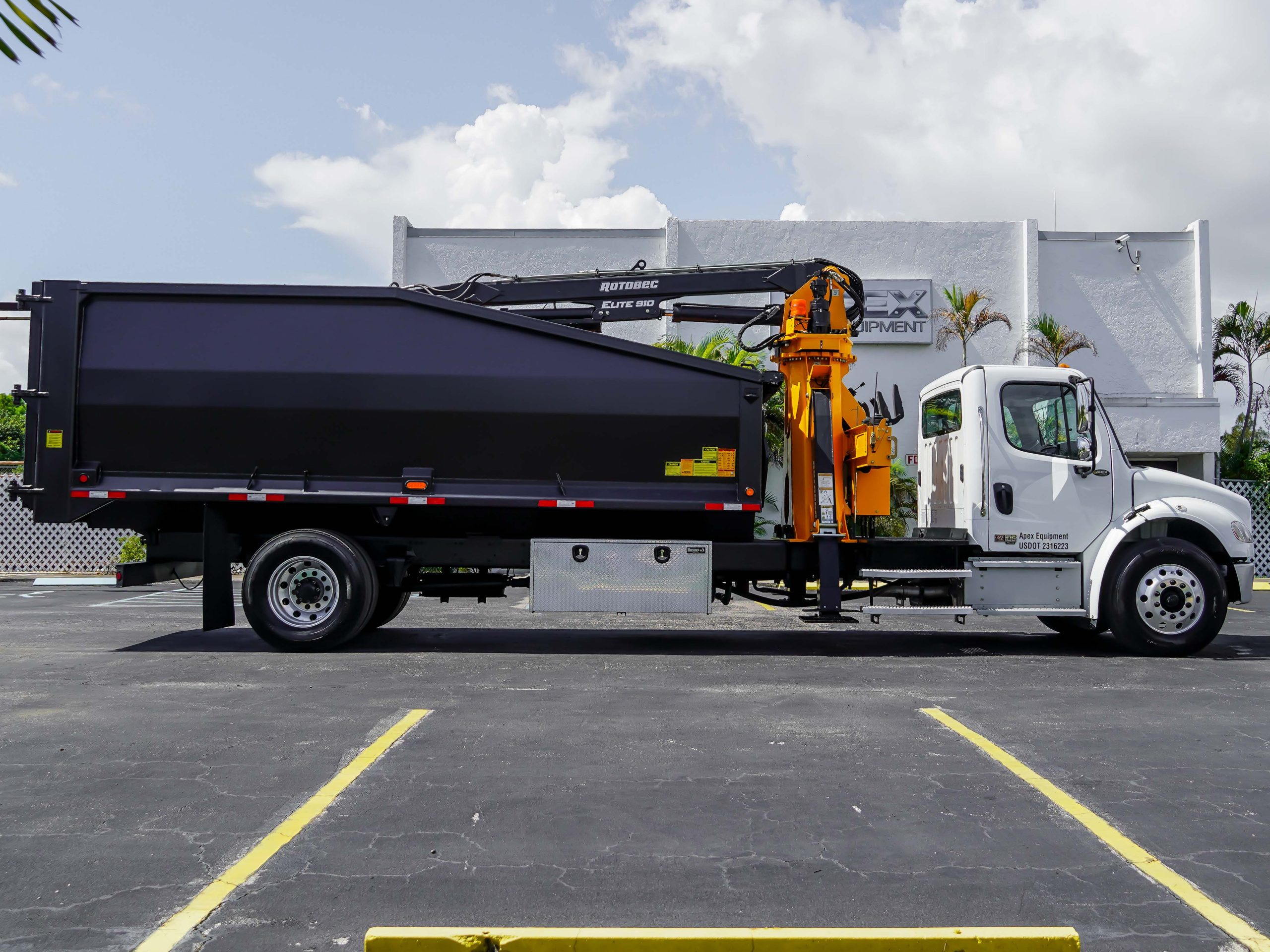 2025 Freightliner M2 106 — photo 5