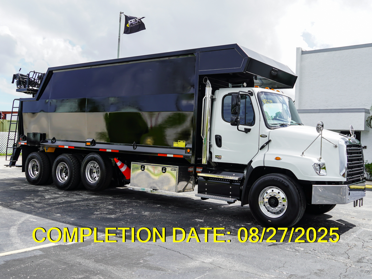 2026 FREIGHTLINER 114SD - image 2 of 6