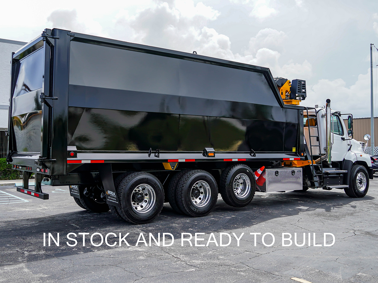 2026 FREIGHTLINER 114SD - image 4 of 6