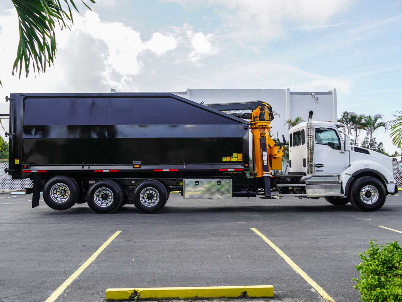 KENWORTH T880 GRAPPLE DUMP TRUCK KENWORTH T880 GRAPPLE DUMP TRUCK - image 3 of 6