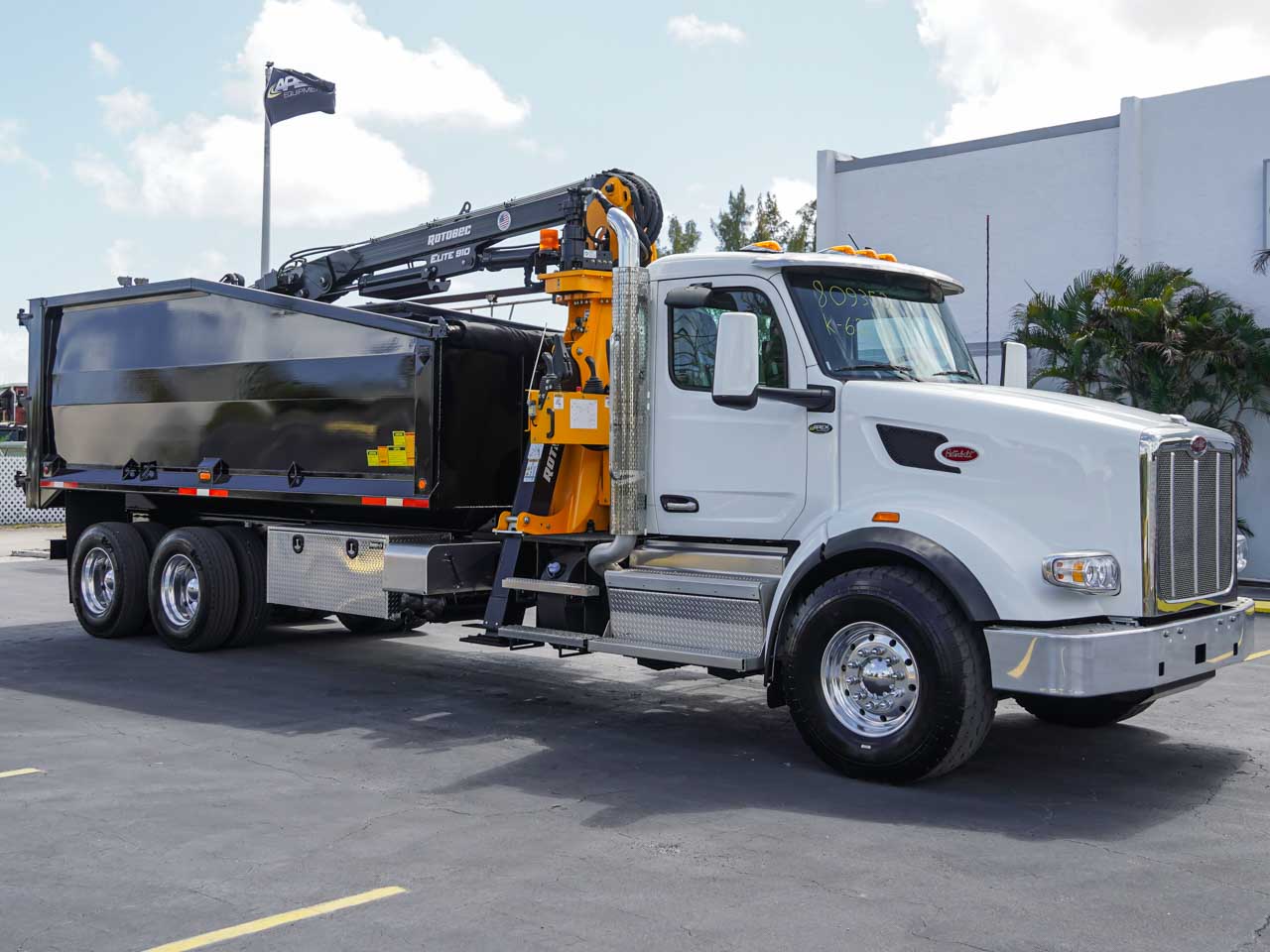 2026 PETERBILT 567 GRAPPLE TRUCK FOR SALE - image 2 of 6