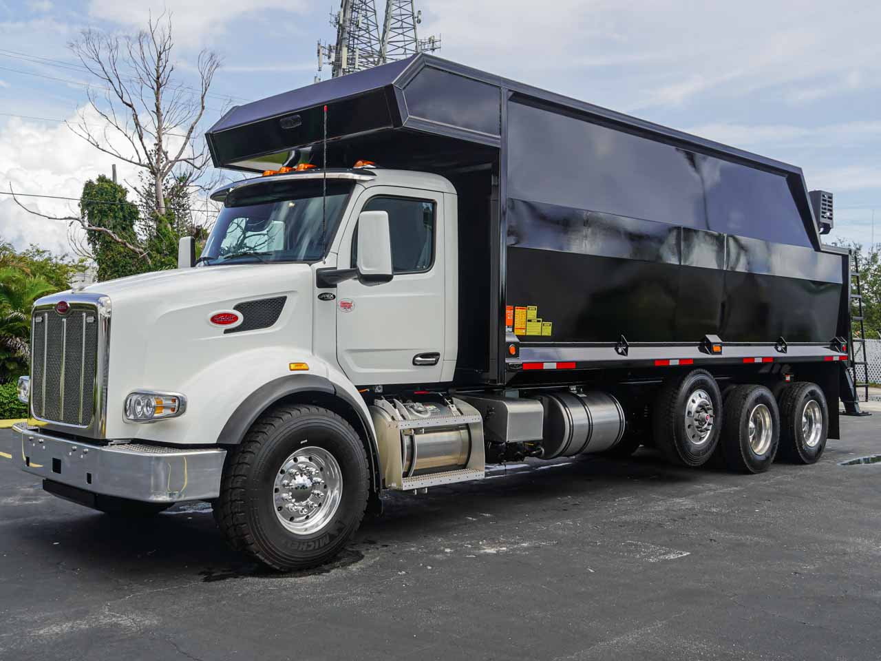 2026 PETERBILT 567 GRAPPLE TRUCK FOR SALE 2026 PETERBILT 567 GRAPPLE TRUCK FOR SALE - image 2 of 6