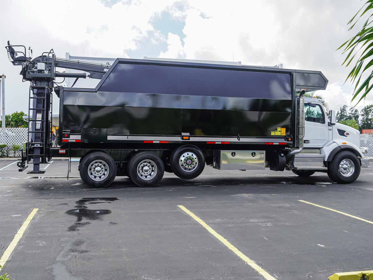 2026 PETERBILT 567 GRAPPLE TRUCK FOR SALE 2026 PETERBILT 567 GRAPPLE TRUCK FOR SALE - image 5 of 6