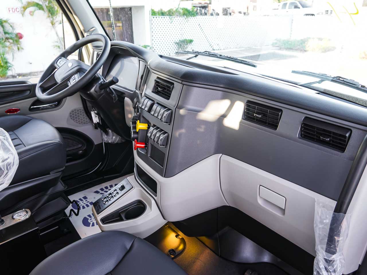 2026 PETERBILT 567 GRAPPLE TRUCK FOR SALE - image 2 of 6