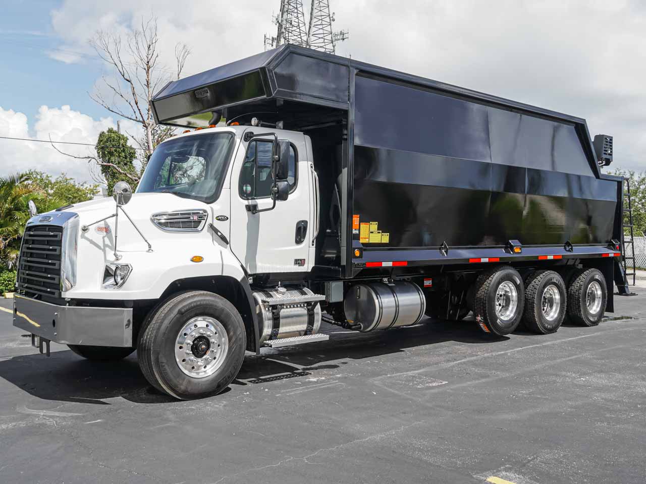 2026 FREIGHTLINER 114SD GRAPPLE TRUCK - image 2 of 6