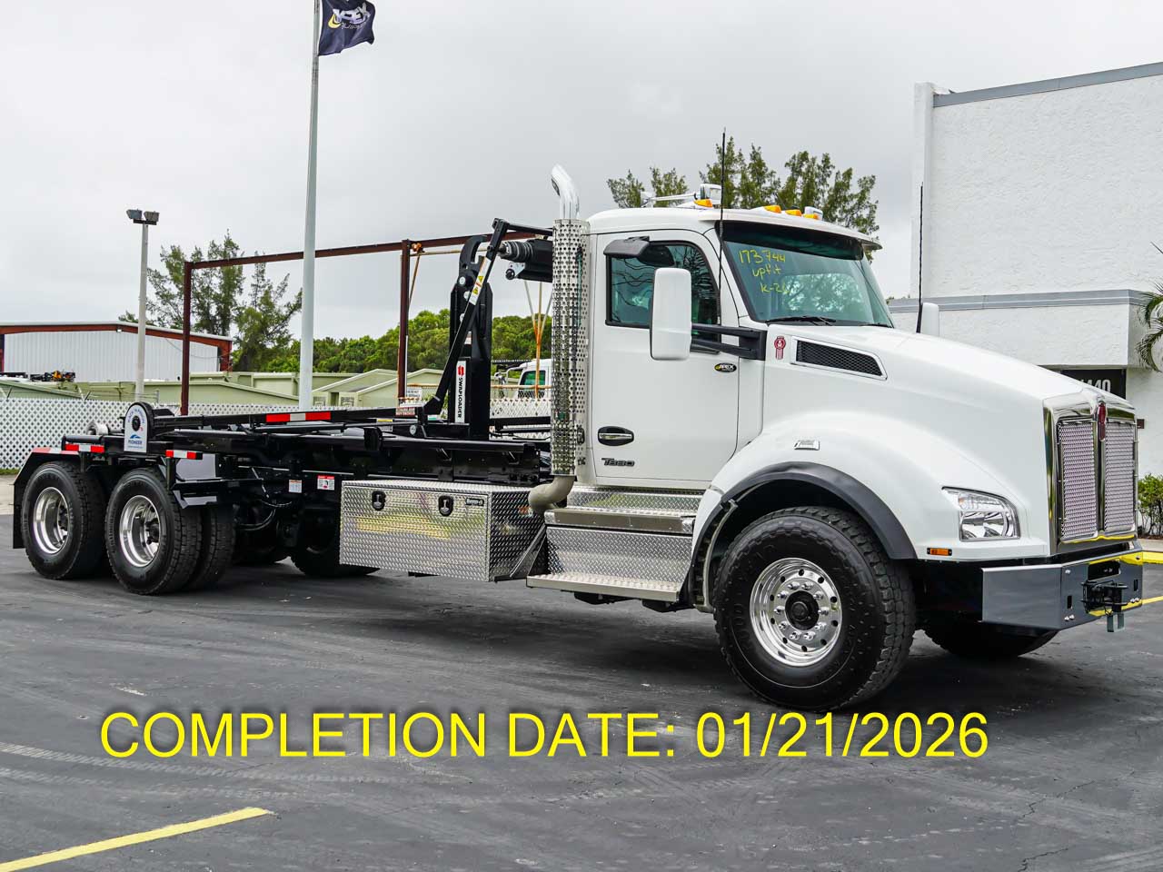 2026 KENWORTH T880 HOOKLIFT TRUCK FOR SALE - image 1 of 4