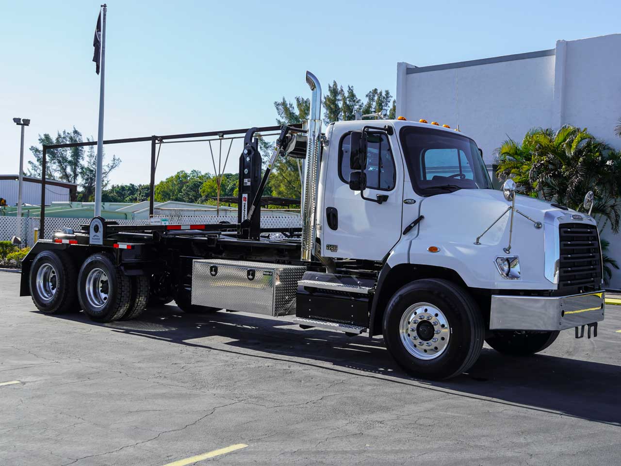 2026 FREIGHTLINER 114SD HOOKLIFT TRUCK FOR SALE - image 1 of 6