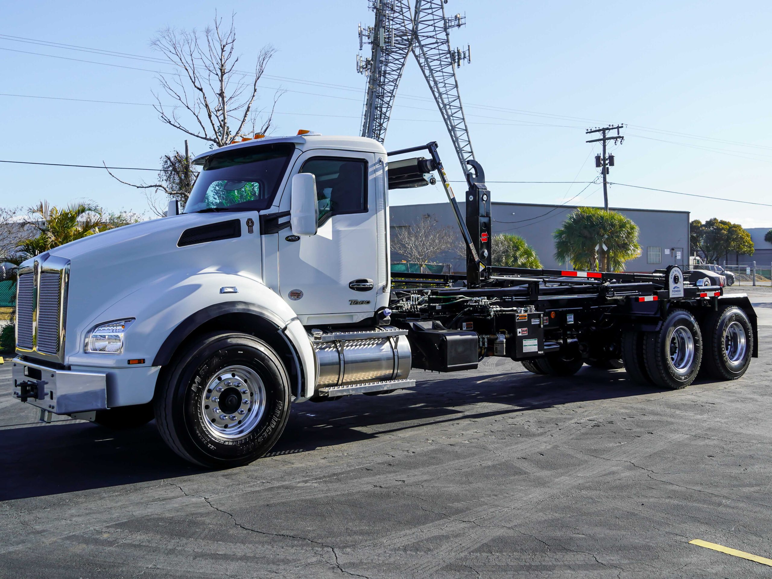 2026 KENWORTH T880 HOOKLIFT TRUCK FOR SALE 2026 KENWORTH T880 HOOKLIFT TRUCK FOR SALE - image 2 of 6