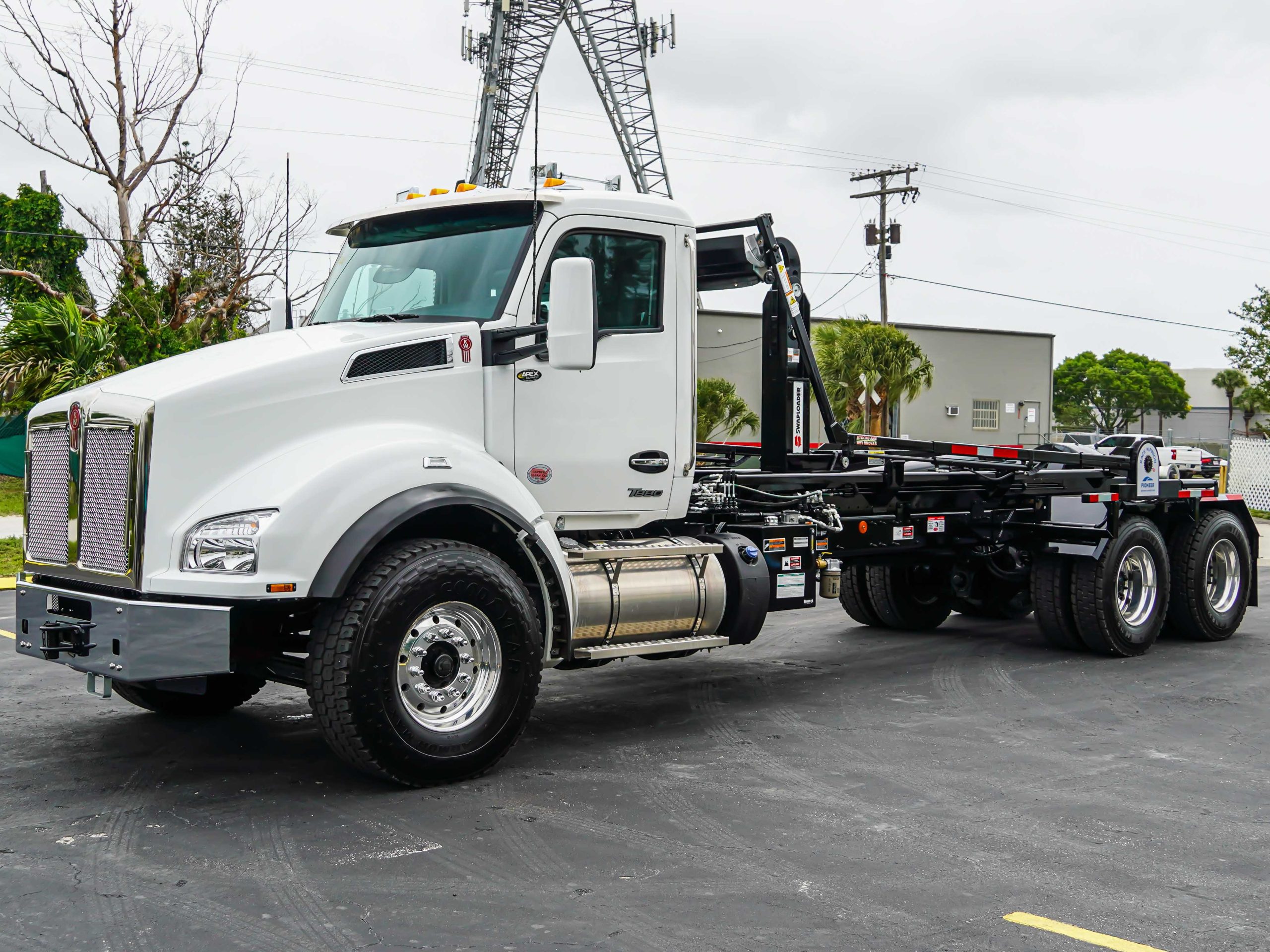 2026 KENWORTH T880 HOOKLIFT TRUCK FOR SALE - image 2 of 4
