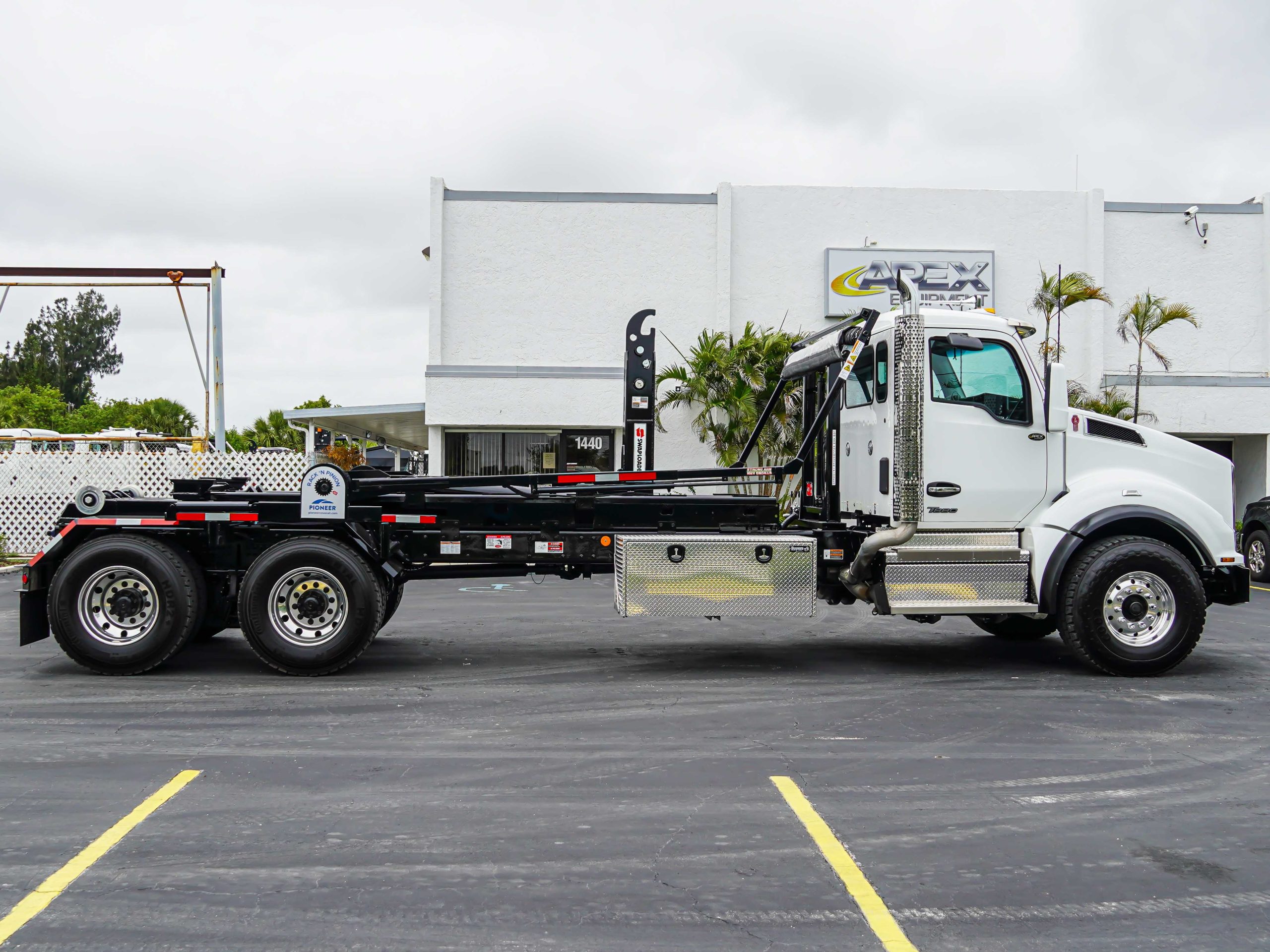 2026 KENWORTH T880 HOOKLIFT TRUCK FOR SALE - image 3 of 4