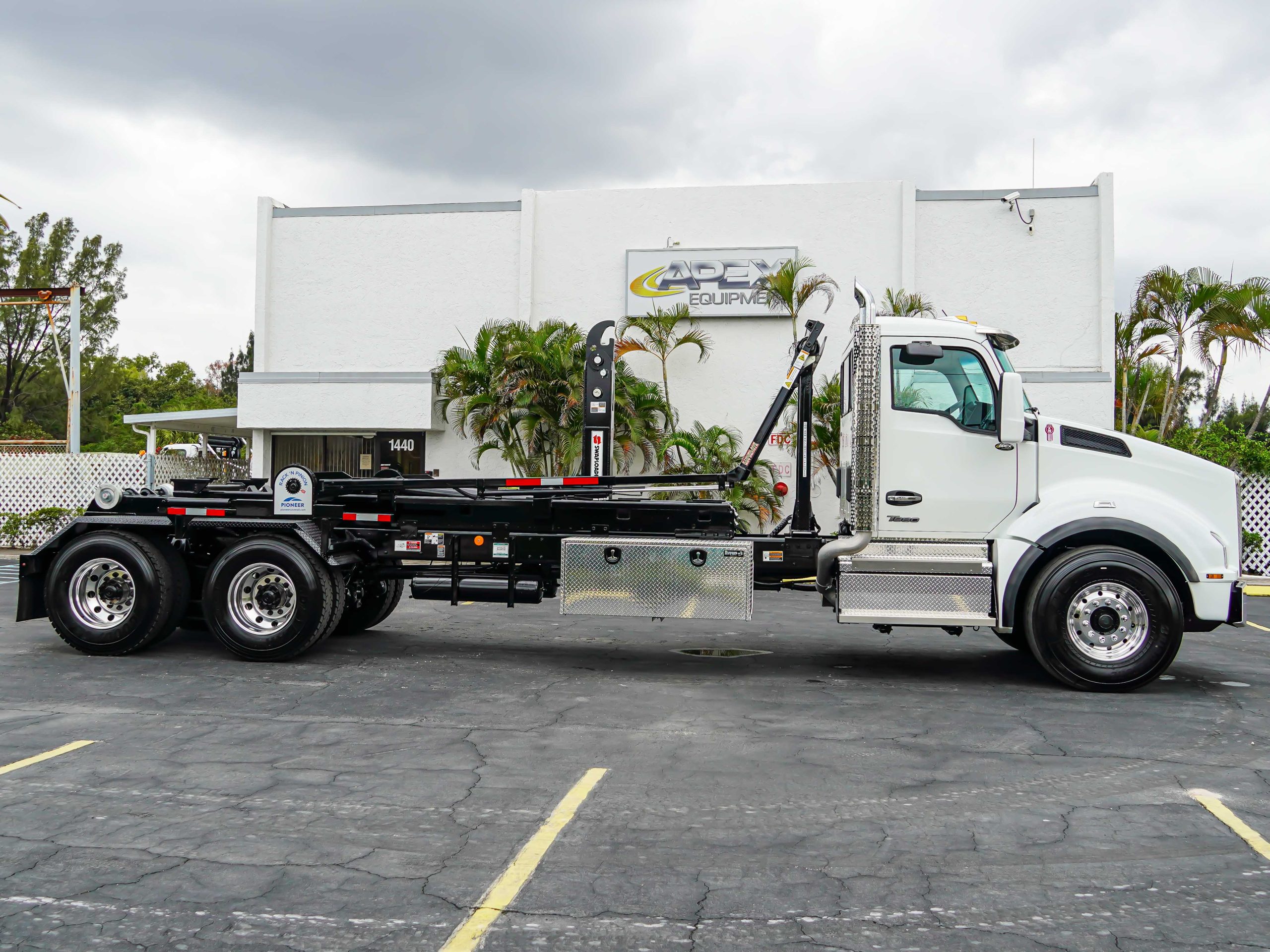 2026 KENWORTH T880 HOOKLIFT TRUCK FOR SALE 2026 KENWORTH T880 HOOKLIFT TRUCK FOR SALE - image 5 of 6