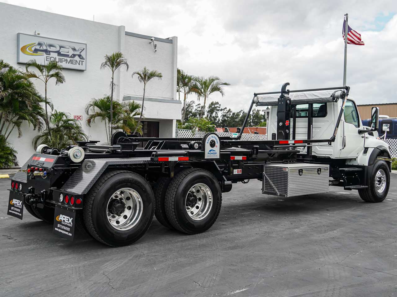 2026 INTERNATIONAL HV607 HOOKLIFT TRUCK FOR SALE 2026 INTERNATIONAL HV607 HOOKLIFT TRUCK FOR SALE - image 5 of 6