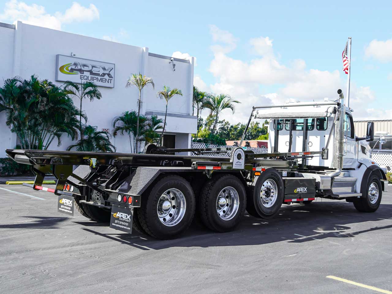 2026 PETERBILT 567 ROLL OFF TRUCK FOR SALE 2026 PETERBILT 567 ROLL OFF TRUCK FOR SALE - image 4 of 6