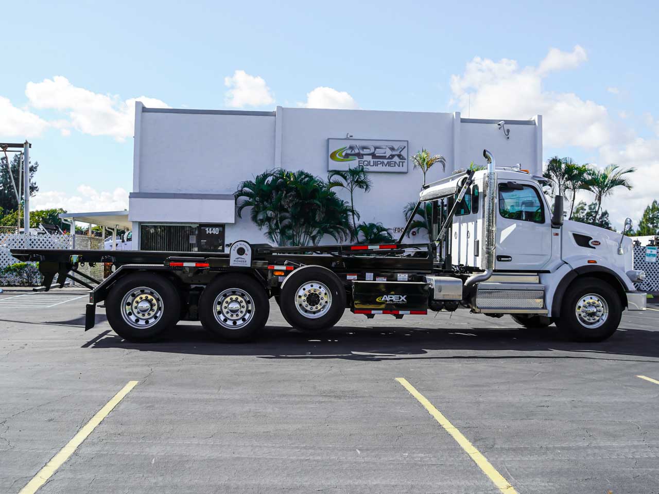 2026 PETERBILT 567 ROLL OFF TRUCK FOR SALE 2026 PETERBILT 567 ROLL OFF TRUCK FOR SALE - image 6 of 6