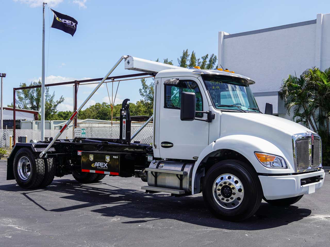 2026 KENWORTH T380 HOOKLIFT TRUCK FOR SALE - image 1 of 6