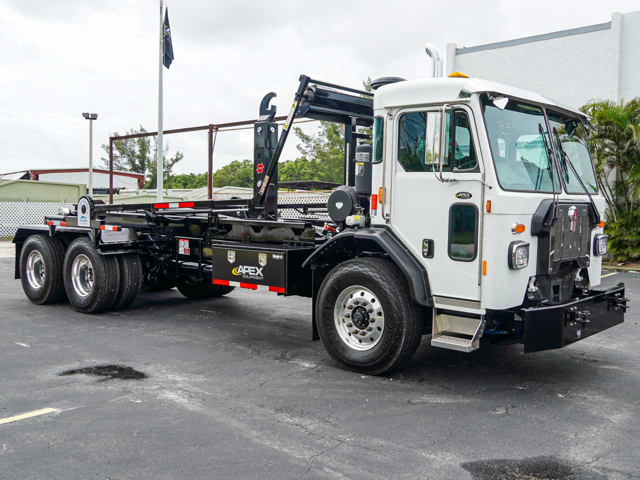 2025 KENWORTH L770 HOOKLIFT TRUCK FOR SALE - image 1 of 6