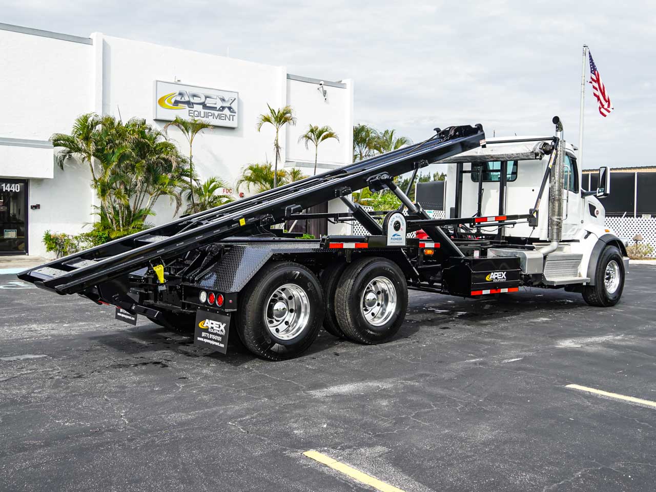 2027 Peterbilt 567 ROLL OFF TRUCK FOR SALE - image 3 of 6