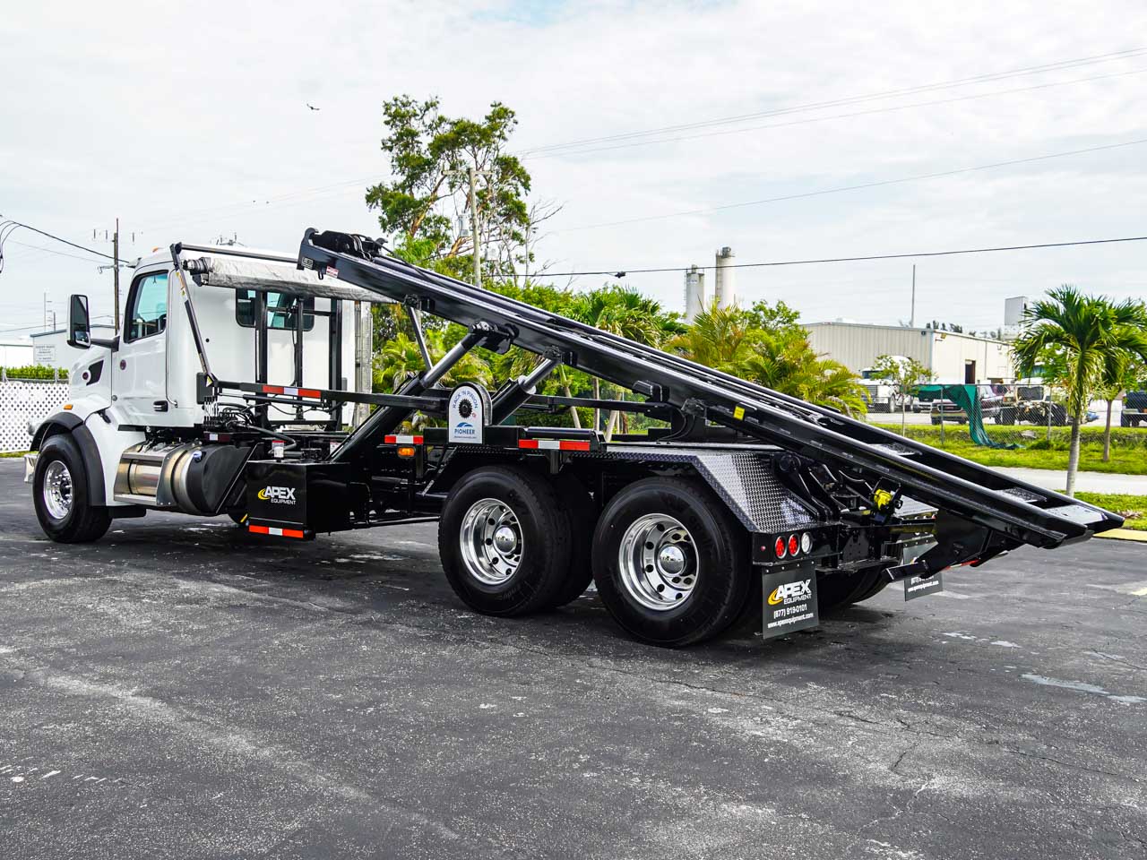 2027 Peterbilt 567 ROLL OFF TRUCK FOR SALE - image 4 of 6