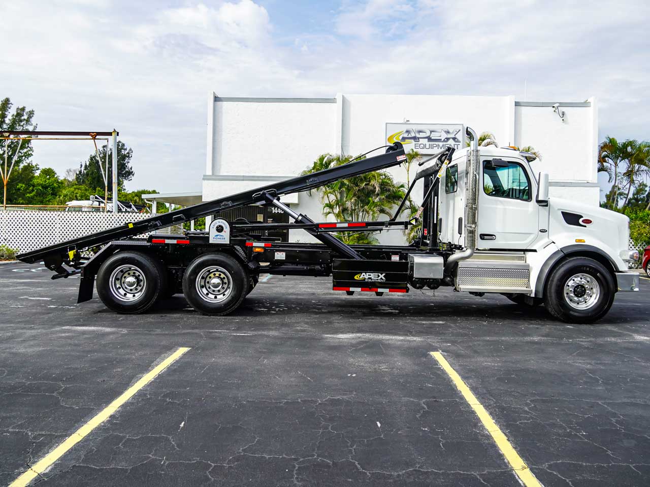 2027 Peterbilt 567 ROLL OFF TRUCK FOR SALE - image 5 of 6