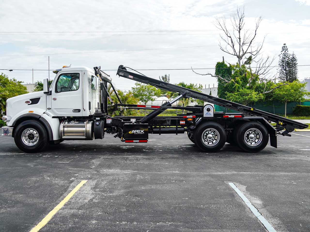 2027 Peterbilt 567 ROLL OFF TRUCK FOR SALE - image 6 of 6