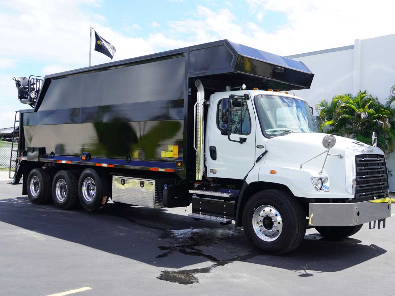 2027 FREIGHTLINER 114SD GRAPPLE TRUCK - image 2 of 6