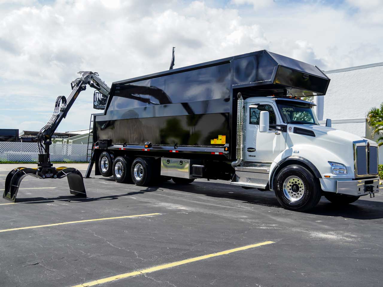 2027 KENWORTH T880 ROTOBEC GRAPPLE TRUCK - image 1 of 6