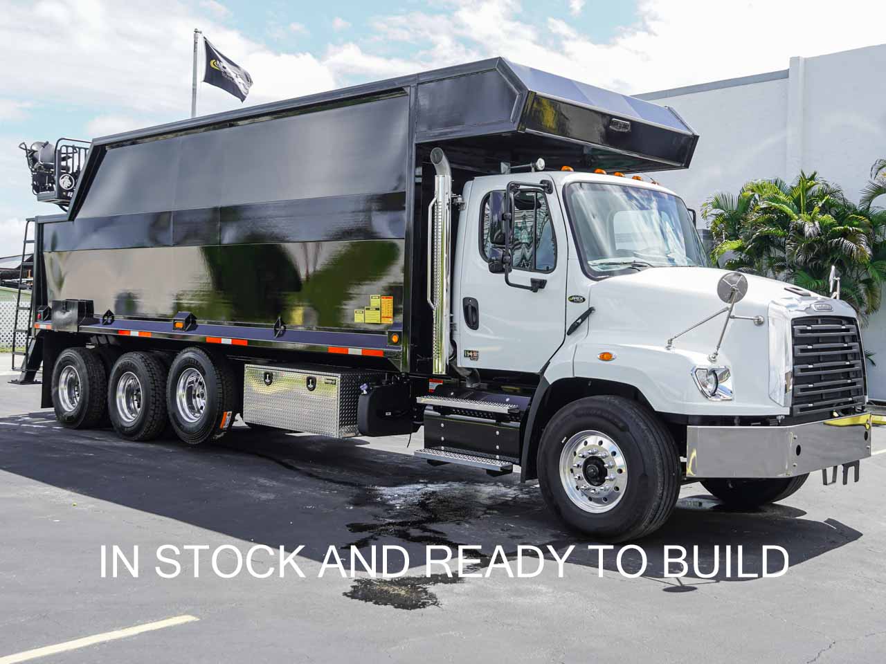 2027 FREIGHTLINER 114SD GRAPPLE TRUCK - image 1 of 6
