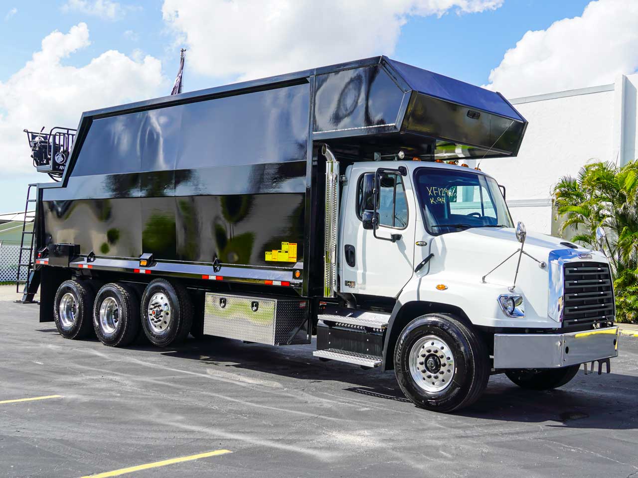 2027 FREIGHTLINER 114SD GRAPPLE TRUCK - image 1 of 6