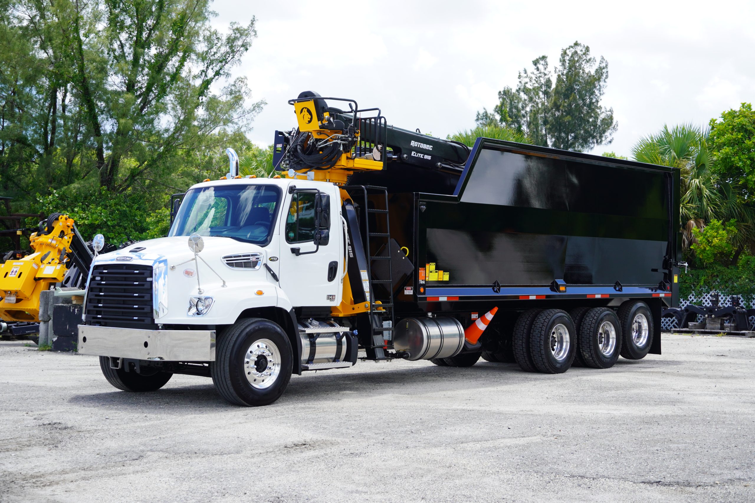 2027 FREIGHTLINER 114SD GRAPPLE TRUCK - image 2 of 2