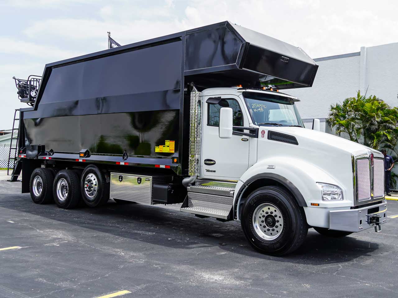 2027 KENWORTH T880 ROTOBEC GRAPPLE TRUCK - image 1 of 6