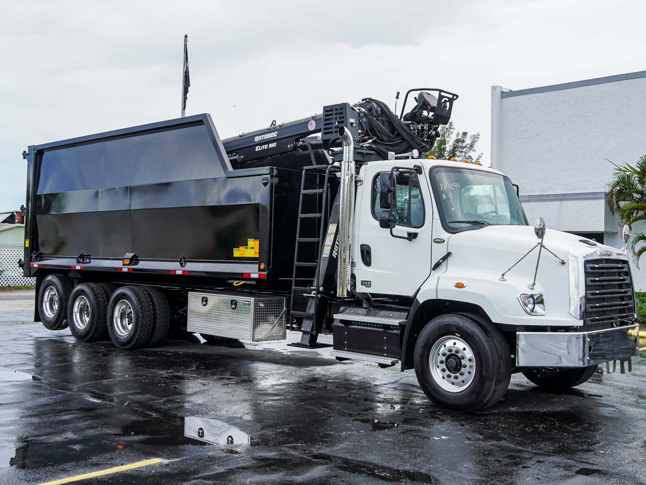 2027 FREIGHTLINER 114SD GRAPPLE TRUCK - image 1 of 6