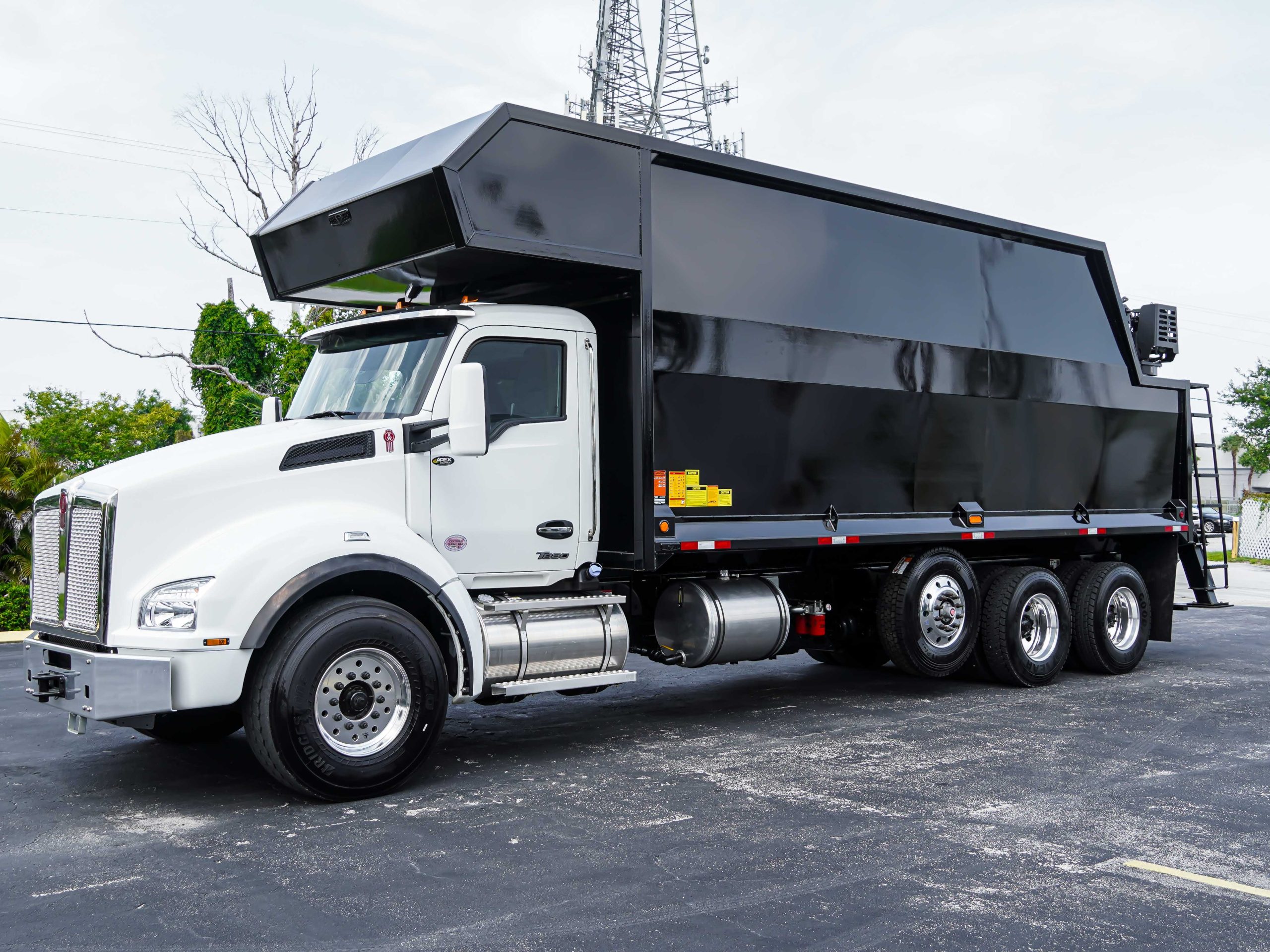 2027 KENWORTH T880 ROTOBEC GRAPPLE TRUCK - image 2 of 6