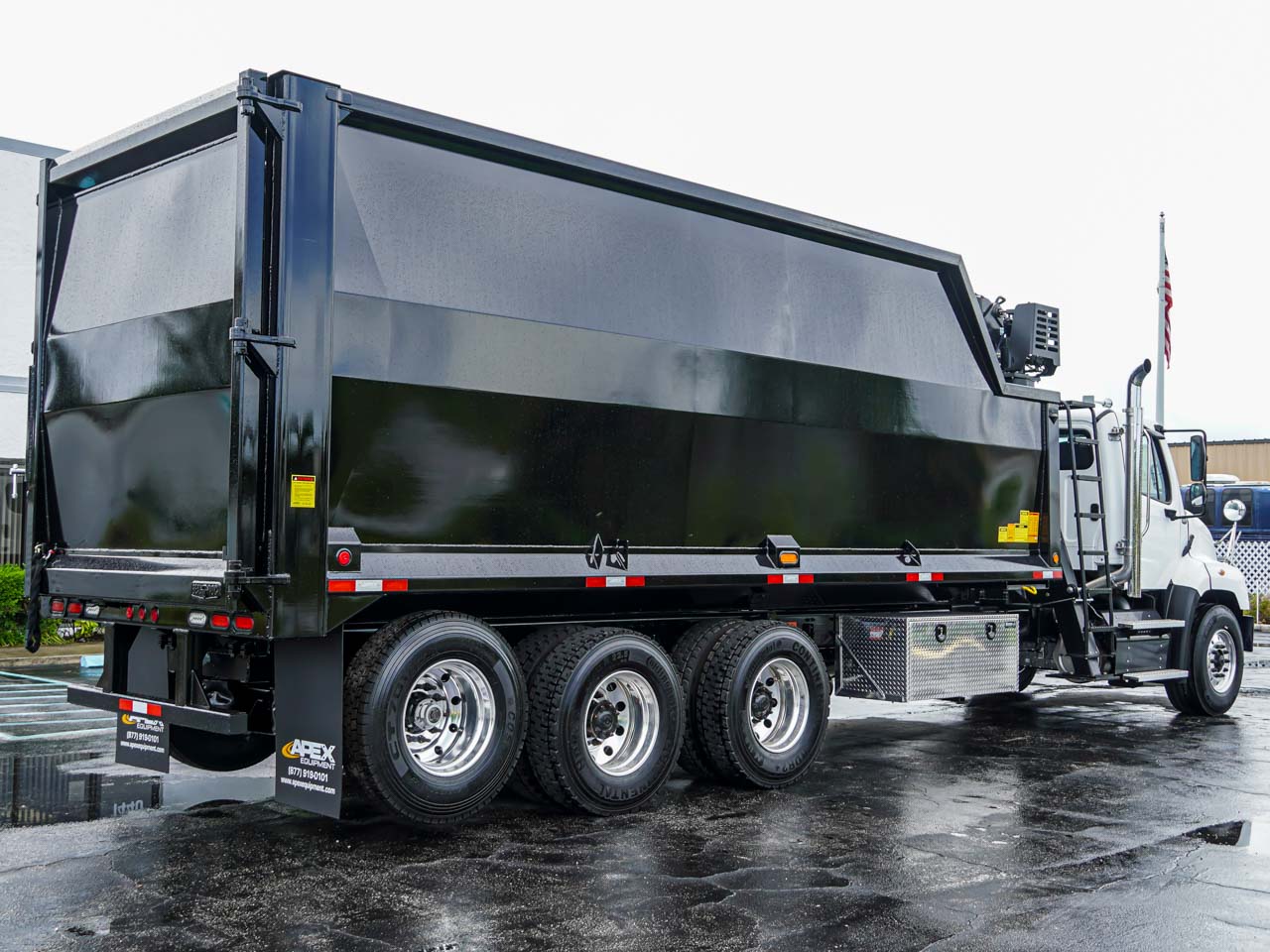 2027 FREIGHTLINER 114SD GRAPPLE TRUCK - image 3 of 6