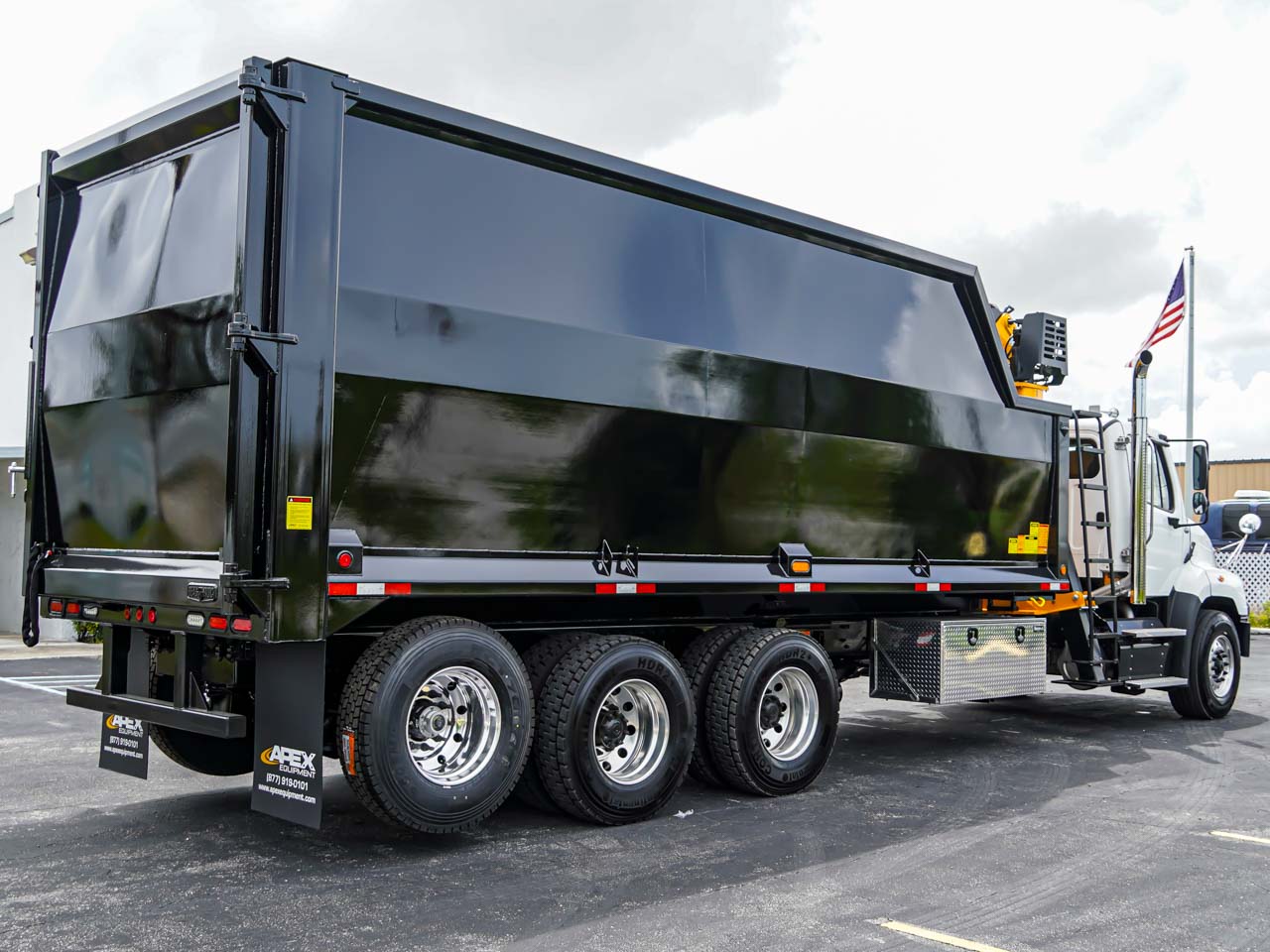 2026 Freightliner 114SD — photo 3