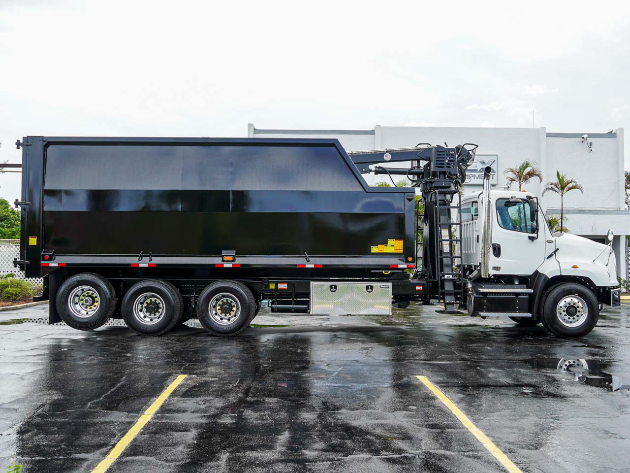 2027 FREIGHTLINER 114SD GRAPPLE TRUCK - image 5 of 6