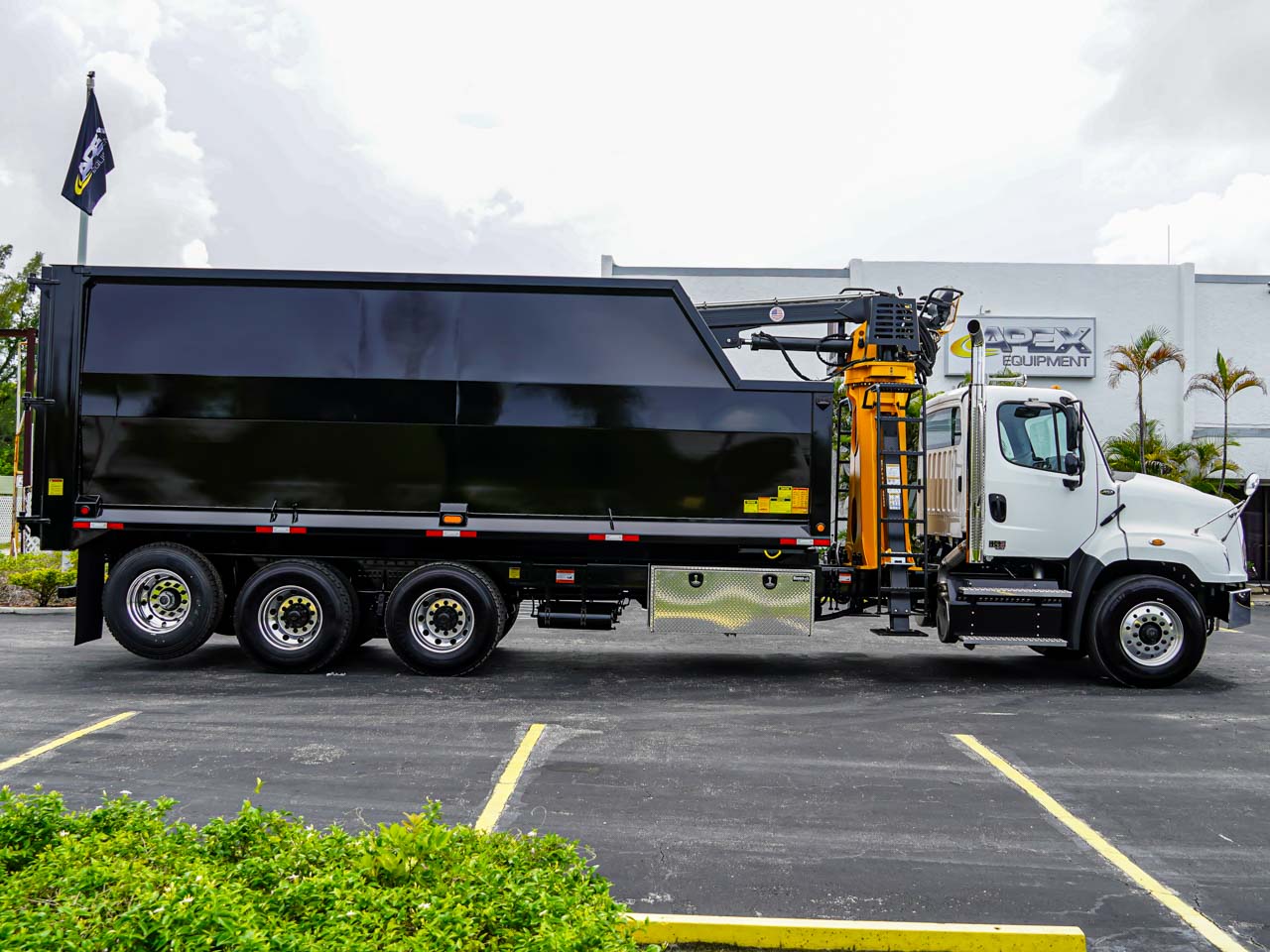 2026 Freightliner 114SD — photo 5